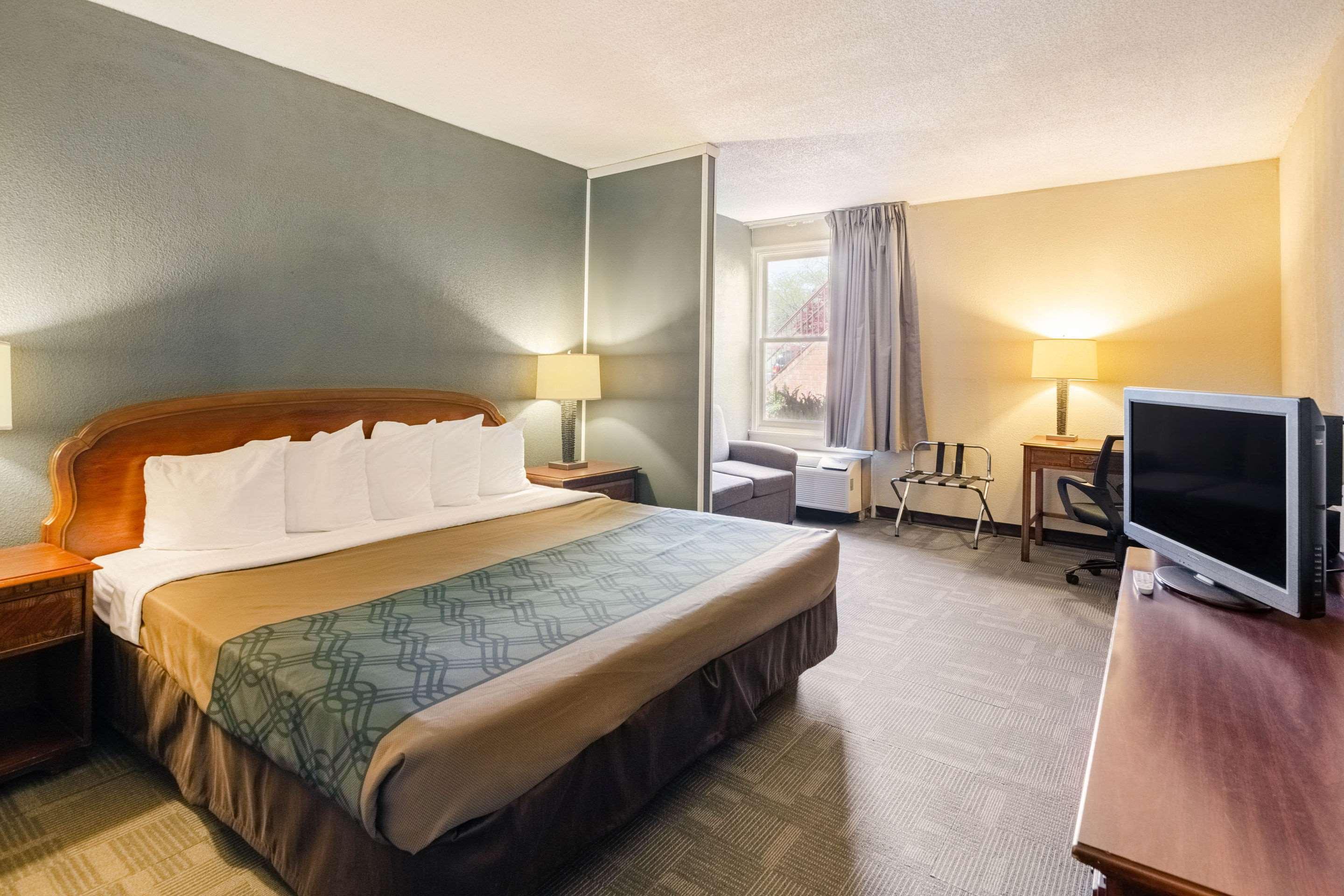 Econo Lodge Inn & Suites Radford-Blacksburg Area Bagian luar foto