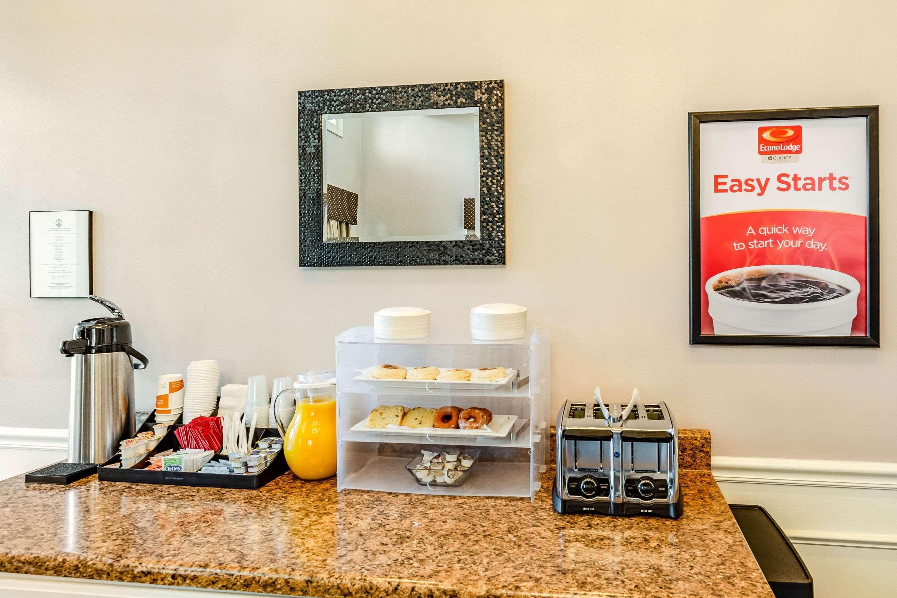Econo Lodge Inn & Suites Radford-Blacksburg Area Bagian luar foto
