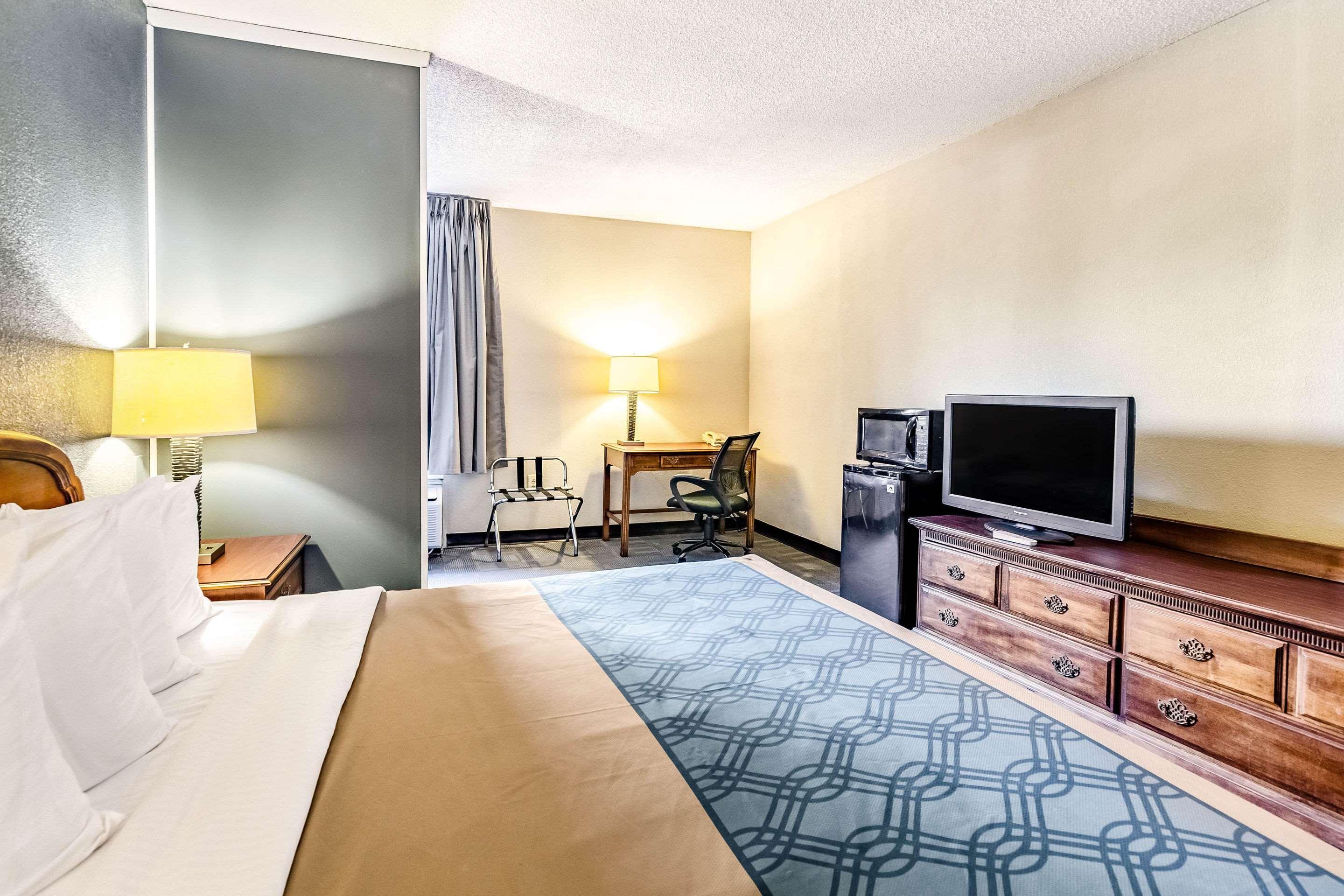 Econo Lodge Inn & Suites Radford-Blacksburg Area Bagian luar foto