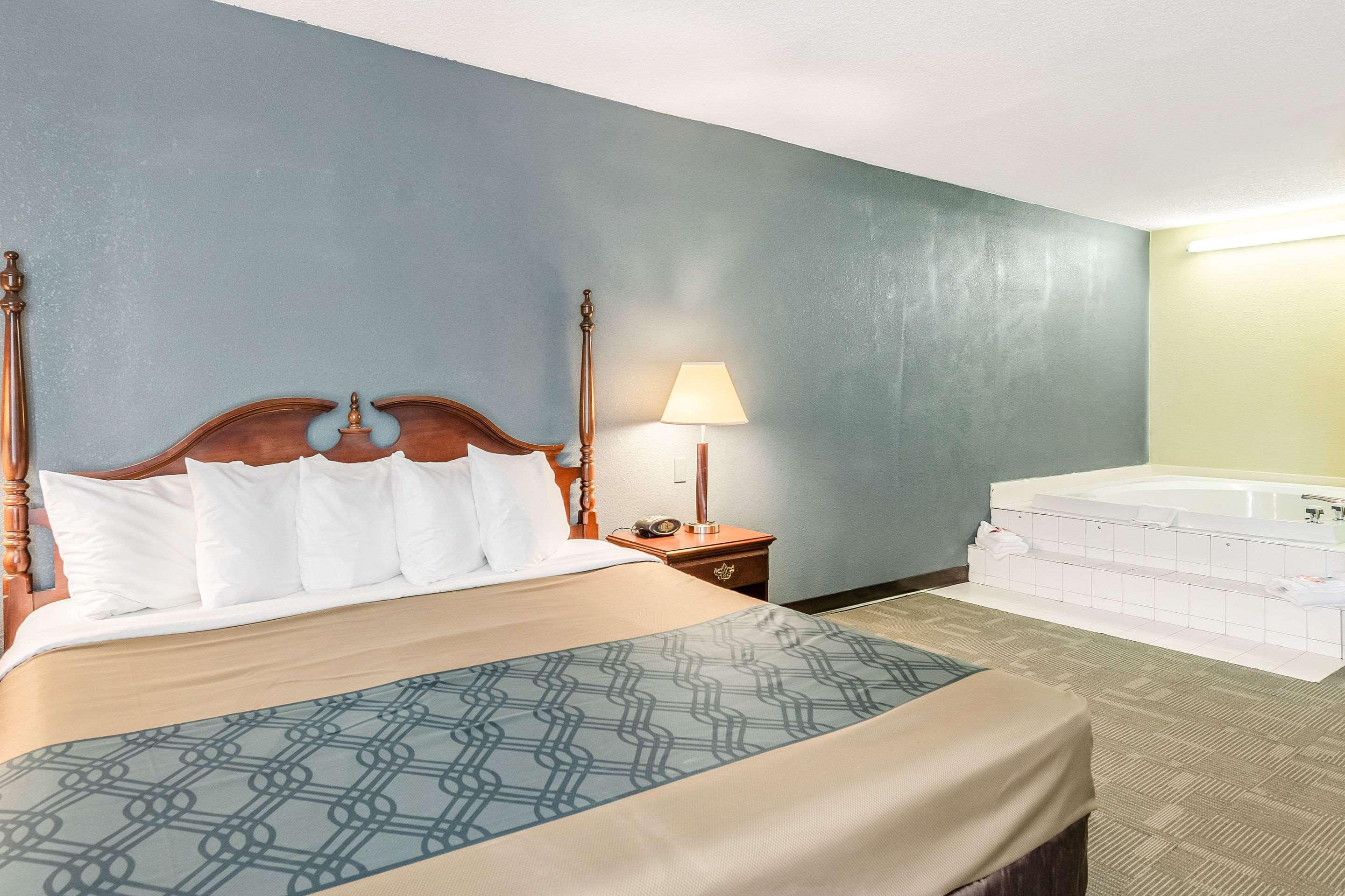 Econo Lodge Inn & Suites Radford-Blacksburg Area Bagian luar foto